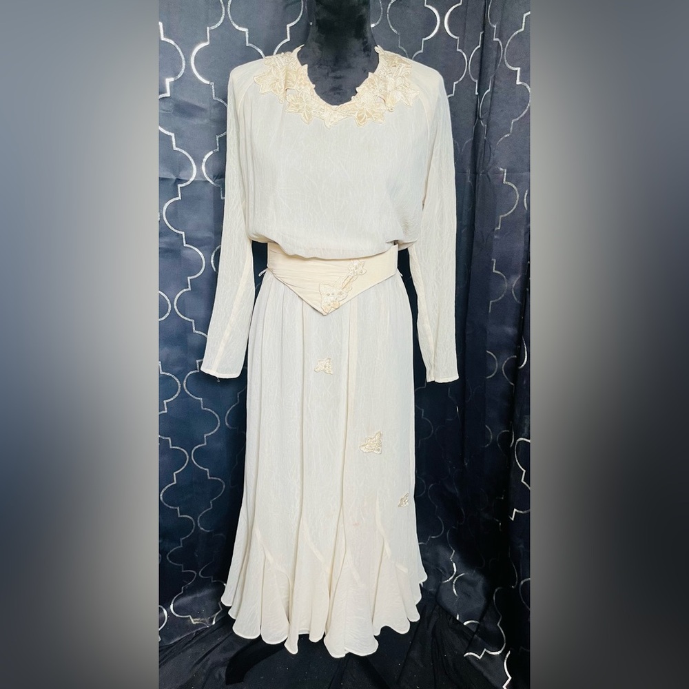 Elegant Cream Vintage Wedding Dress